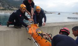 Antalya'da balık tutmak için gittiği yerde mahsur kalan kişi, 1 saatte kurtarıldı