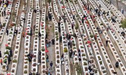 Depremlerin 3. Yılında Vatandaşlar Kaybettikleri Yakınlarının Kabirlerini Ziyaret Ettiler