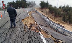 Mersinde Yağışlı Havanın Etkisiyle Yolda Toprak Kayması Oldu