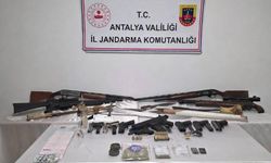 Antalya'da Düzenlenen Operasyonda Uyuşturucu Madde ve Silah Ele Geçirildi