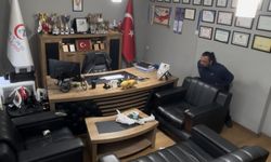 Yemek Yiyen Sağlık Çalışanının Boğazına Lokma Kaçtı, Kendisine Heimlich Manevrası Uyguladı