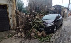 Duvar Çöktü, Park Halindeki Araç Zarar Gördü