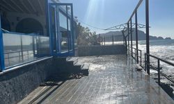 Antalya'da Dalgaların Yükselmesiyle Birlikte Balık Lokantasını Su Bastı