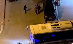 Araçlara turunç fırlattılar