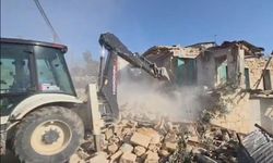 Mersin'de çökme riski taşıyan 2 katlı metruk bina yıkıldı