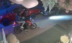 Antalya'da motosikletli iki kişi dükkanın önünden pelüş ayıyı çalıp kaçtı