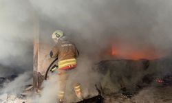 İskenderun’da apartman dairesi ve metruk binada çıkan iki yangın söndürüldü