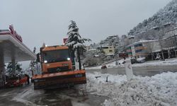 Sertavul Geçidi’nde kar yağışı ulaşımı zorluyor: Tır ve ağır araçların geçişi yasaklandı