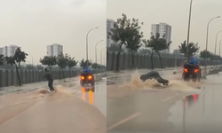 Adana’da İlginç Görüntü: Su Dolu Yolda Sörf