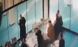 Camide asma tavan çöktü: Cemaatin üzerine parçalar düştü, panik anları kamerada