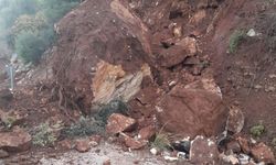 Heyelan Nedeniyle Yola Düşen Kayaları Cip Yardımıyla İple Çekerek Yolu Açtılar