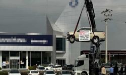 Hatalı Olduğunu İddia Ettiği Kamyoneti, Vinçle Bayi Önünde Sergiledi