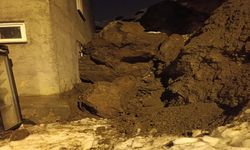 Dağdan Kopan Kaya Parçası Evin Duvarını Delerek Yatak Odasına Girdi