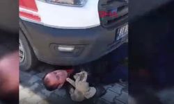 Ambulansın Altına Sıkışan Kedi, İtfaiye Ekipleri Tarafından Kurtarıldı