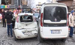 Yokuşta Kayan Hafif Ticari Araç Yayalara ve Park Halindeki Araçlara Çarptı