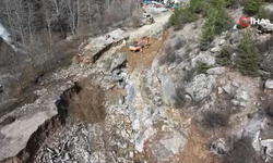 Adana'da Sağanak Sonrası Yol Kapandı: Karayolunu Açmak İçin Yoğun Mesai Harcandı