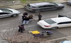Sokak ortasında dehşet: Sopalı darp kameralara yansıdı