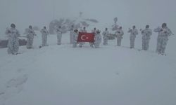 Hayırseverlerden Mehmetçiğe Sıcak Destek: 200 El Örgüsü Bere Teslim Edildi