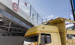 İstanbul'da TIR Tren Hattının Üst Geçide Çarptı