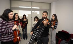 Mersin Büyükşehir Belediyesi’nin ücretsiz enstrüman kurslarına yoğun ilgi