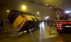 Korkutan kaza anı: Minibüs ve hafif ticari araç çarpıştı, 2 yaralı