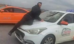 Sürücü kursu eğitmeni, tartıştığı kişiyi kaputun üzerinde kilometrelerce sürükledi