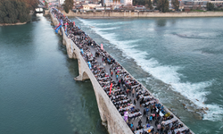 Yüreğir Belediyesi tarihi Taşköprü’de halk iftarı düzenledi