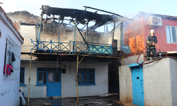 Korkutan yangın: 2 katlı ev kullanılamaz hale geldi
