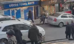 Fatih'te etrafa rastgele bıçakla saldıran şüpheli kamerada
