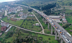 TEM’de 2 TIR ve 2 otomobil çarpıştı; araç kuyruğu dron kamerasında