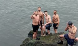 Soğuk havaya aldırmadan denize girdiler