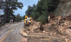 Heyelanla kapanan Mersin Büyükşehir ekiplerince açıldı