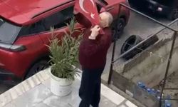 Yere düşen Türk Bayrağını öptü, yerine astı