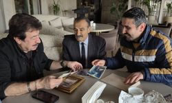 40 yıl sonra dost kucaklaması