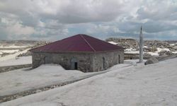 Anamur'da 2 metrelik kar camiyi yuttu