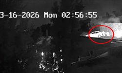 Arkadaşlarıyla sohbet ederken 4 metre yükseklikten düştü; o anlar kamerada