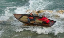 El ele tutuşup yardım beklediler: Seyhan'da mahsur kalan 2 kişi vinçle kurtarıldı