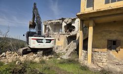 Akdeniz'de metruk binalar kontrollü şekilde yıkılıyor