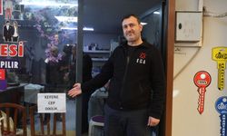 Dükkanına "Kefene cep dikilir" yazısı astı, cimrilerin inadına kaldırmıyor