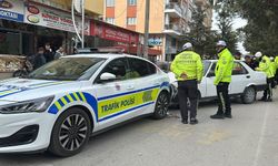 Yayaya yol veren polis aracına Tofaş otomobil arkadan çarptı