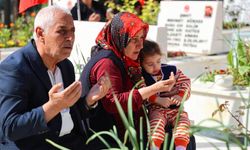 Şehit aileleri kabir başında dualar edip karanfil bıraktılar