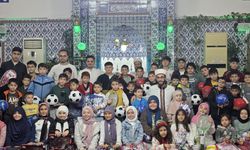 Camiye gelen çocuklar çifte bayram yaptı