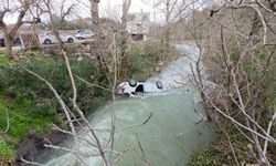 Hatay'da otomobil dereye uçtu