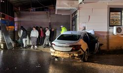 Otomobil iş yerine girdi: 3 yaralı