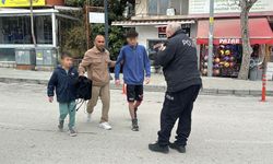 2 genç tanımadığı bir kişi tarafından bıçaklandı