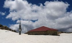Toroslar’ın zirvesinde  cami kar altında kaldı