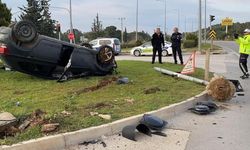 Mersin'de otomobil direğe çarpıp ters döndü