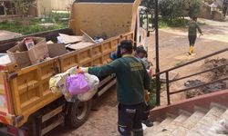 Erdemli'de çöp evden 7 kamyonet çöp çıktı