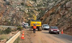 Mersin'de çöken yollarda çalışmalar sürüyor