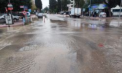 İçme suyu borusu patladı, cadde göle döndü